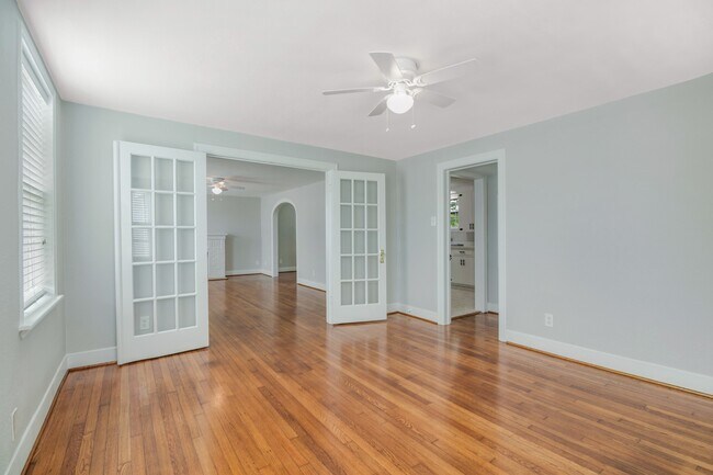 Building Photo - 4618 Avenue S 1/2