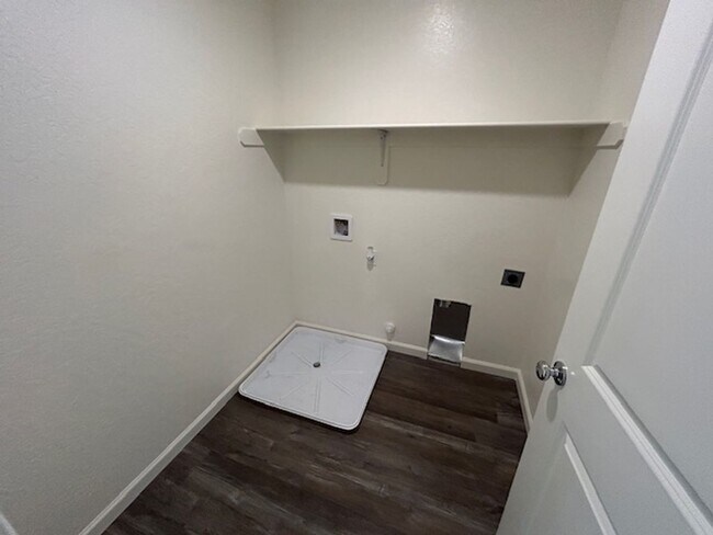 Building Photo - *** MOVE IN SPECIAL - $300.00 OFF FIRST MONTHS RENT***