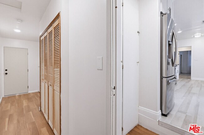 Building Photo - 9209 Paramount Blvd