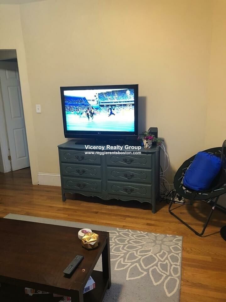 Building Photo - 861 E 1st St