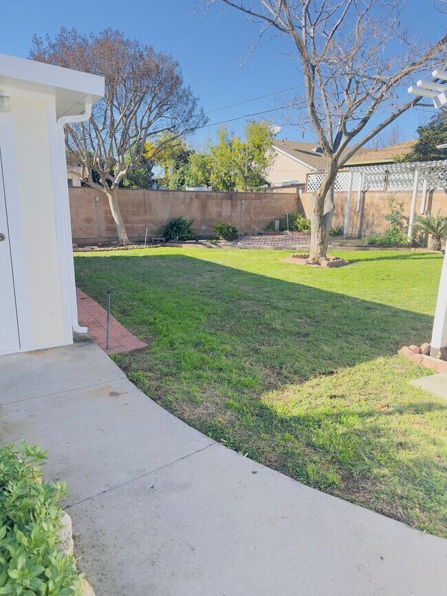 Building Photo - 3-Bedroom Home with Paid Solar & Bonus Outdoor Space in Northridge