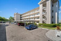 Building Photo - Stunning 2 beds 2 baths condo with lake vi...