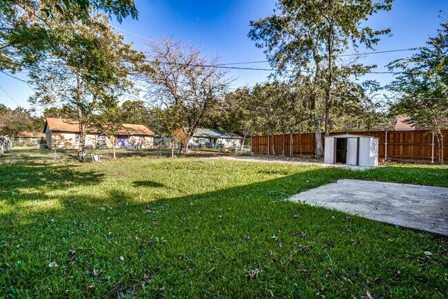 Building Photo - Cozy 3BD Home with Functional Features and...