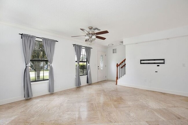 Building Photo - Lovely 3/2.5 Spacious Home with a Large Backyard in an Unbeatable Location near Downtown Orlando!
