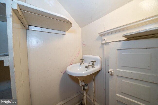 Building Photo - 709 E 20th St