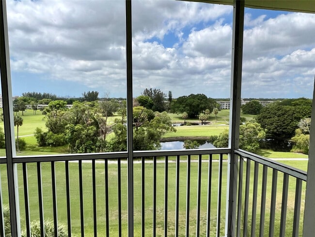 Building Photo - 3000 N Palm Aire Dr