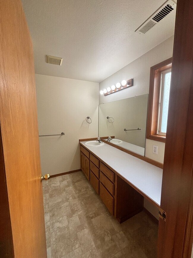 Building Photo - Spacious Tri-Level On Corner Lot