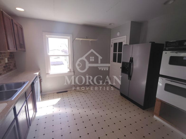 Building Photo - 1225 W 5th St