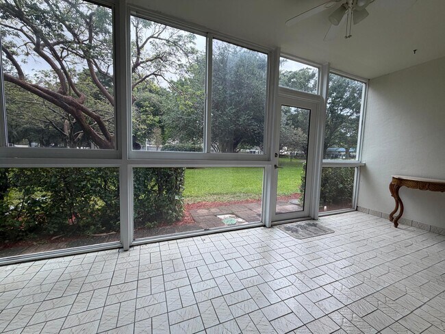 Building Photo - 2402 Antigua Cir