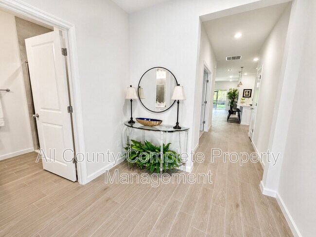 Building Photo - 61 Dogleg Run
