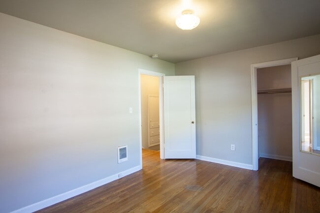Building Photo - Charming 2-Story Irvington 2 Bedroom w/ Dishwasher & Hardwood Floors!!