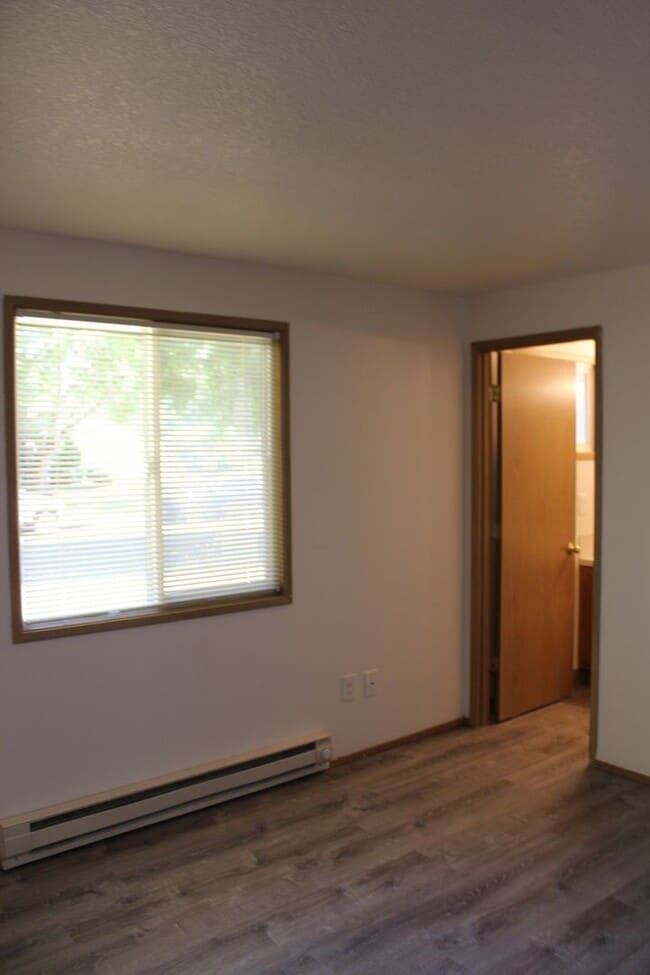 Building Photo - 4 bedroom 2 bath house