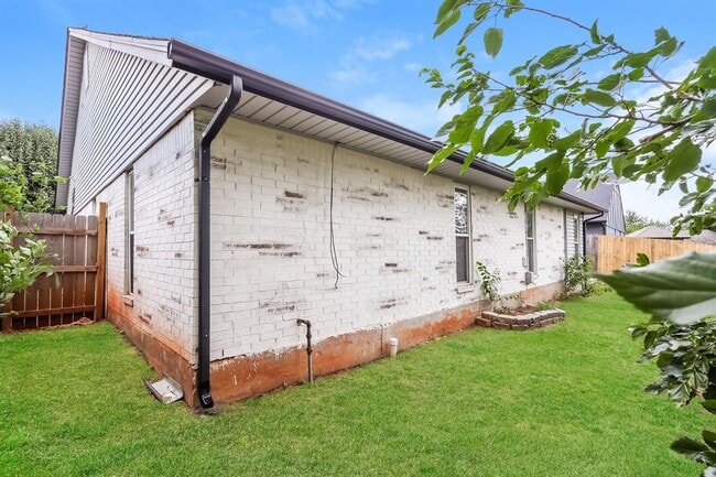 Building Photo - 10025 S Linn Ave