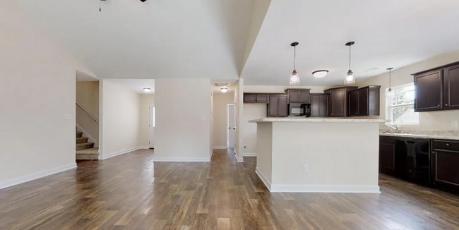 Building Photo - NEW LISTING!!!!!