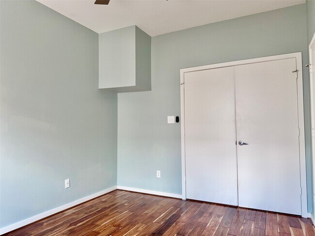 Building Photo - 608 W Drew St