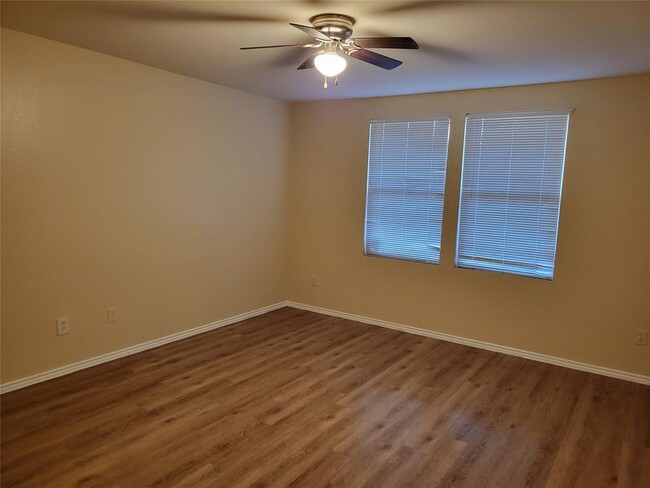 Building Photo - 1006 Hollow Oak Rd