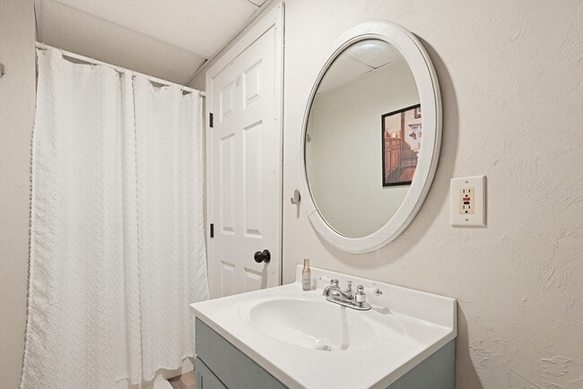 Building Photo - 35 Millbrook Dr