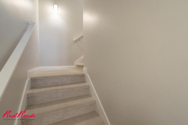Building Photo - 2277 Mirador Aly