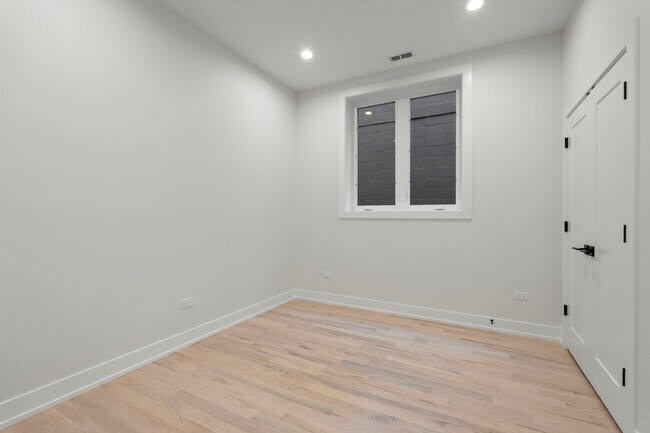 Building Photo - 428 E 50th Pl