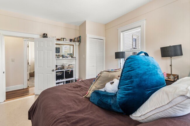 Building Photo - Spacious Gorgeous Cambridgeport 4 Bed! Ava...