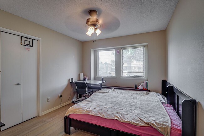 Building Photo - Great Laurelglen Home!