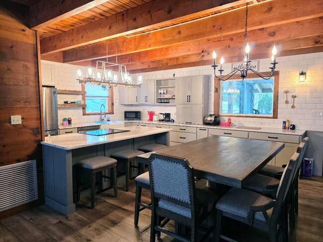 Building Photo - Cozy Coastal Retreat!