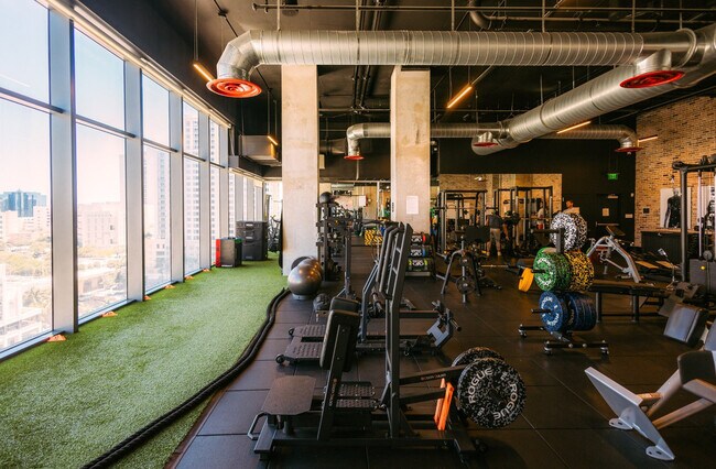 Building Photo - 221 SW 1st Ave