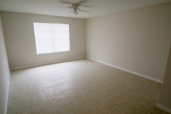 Building Photo - Spacious 3BR/2BA Home | Large Yard | Lawn Care Included | Prime Port St. Lucie Location