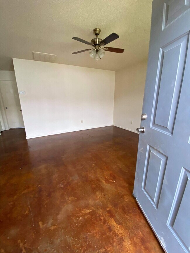 Building Photo - 687 Jill St