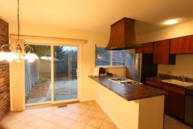 Building Photo - Apply Today! 2 Bedroom - 1.5 Bath condo with garage - heat and hot water included