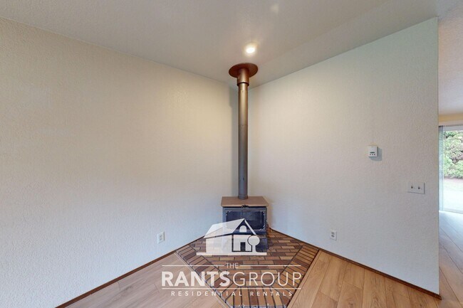 Building Photo - 832R