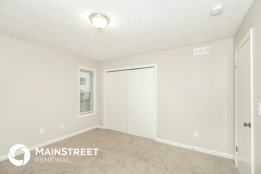 Building Photo - 587 Farmbrook Trail NE