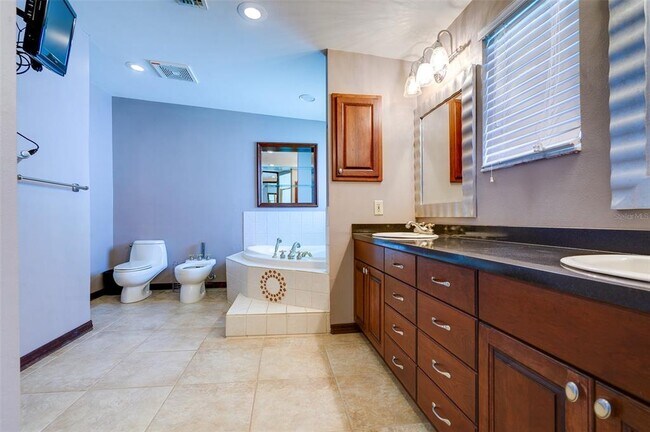 Building Photo - 215 Garden Cir