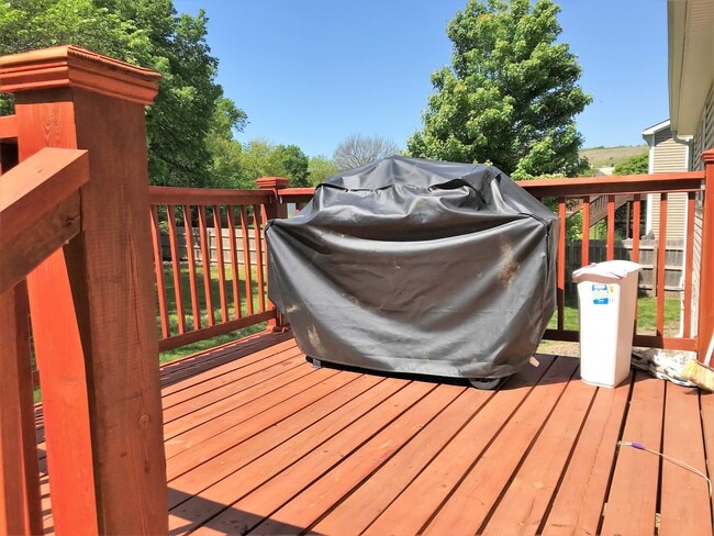 Building Photo - Fenced-in Yard + West Side of Manhattan + Washer & Dryer Included + 2-Car Garage! Available July ...