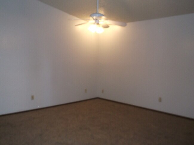 Building Photo - 2 Bed, 1 1/2 Bath, 1 Car Garage