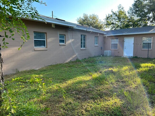 Building Photo - 4246 Minoso St