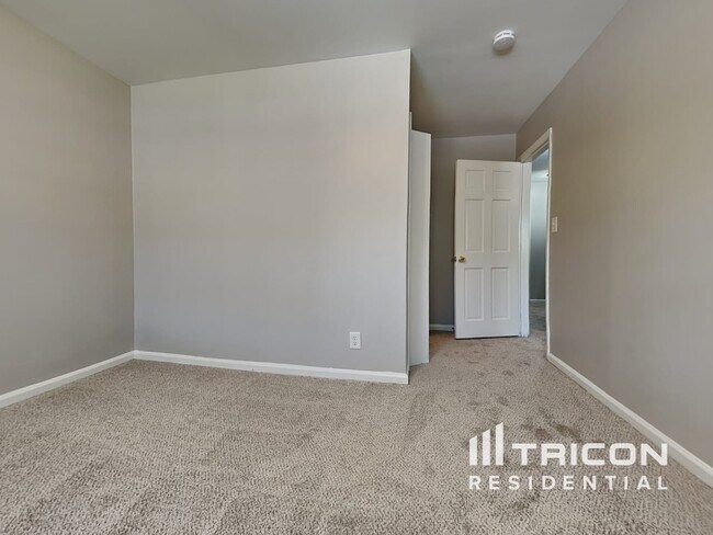 Building Photo - 401 Barbashela Dr