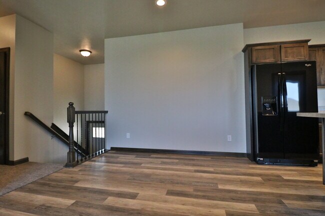 Building Photo - HUGE 4 bedroom home with fenced in backyard!