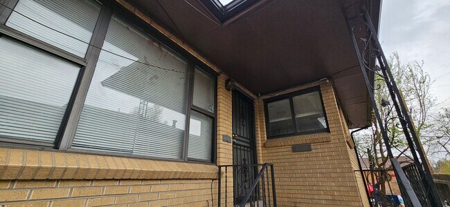 Building Photo - 1136 Akron St