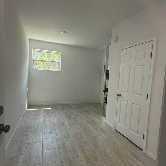 Building Photo - 1 Bedroom, 1 Bath Cottage w/garage