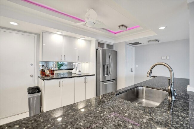 Building Photo - 1150 Hillsboro Mile Unit 1016