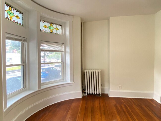 Building Photo - Nice, large 1 bed in a prime location in Allston.