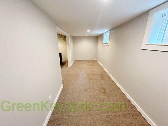 Building Photo - 3-bedroom, 2.5-bathroom Craftsman house in...