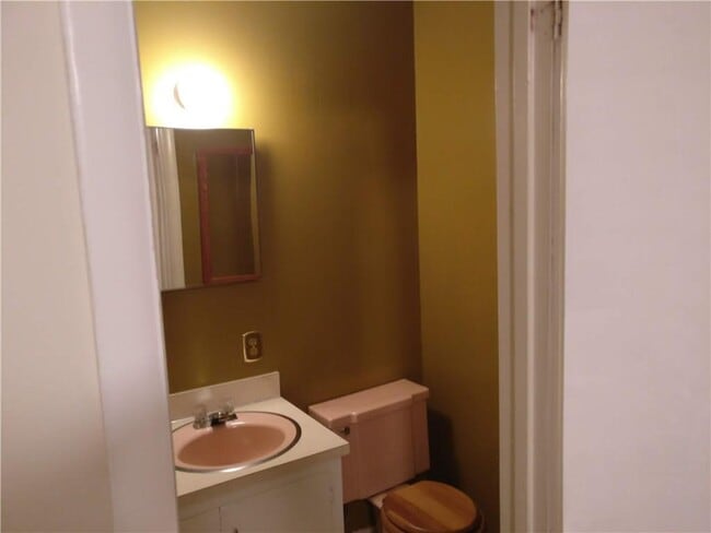 Building Photo - 1351 N Stephens Ave