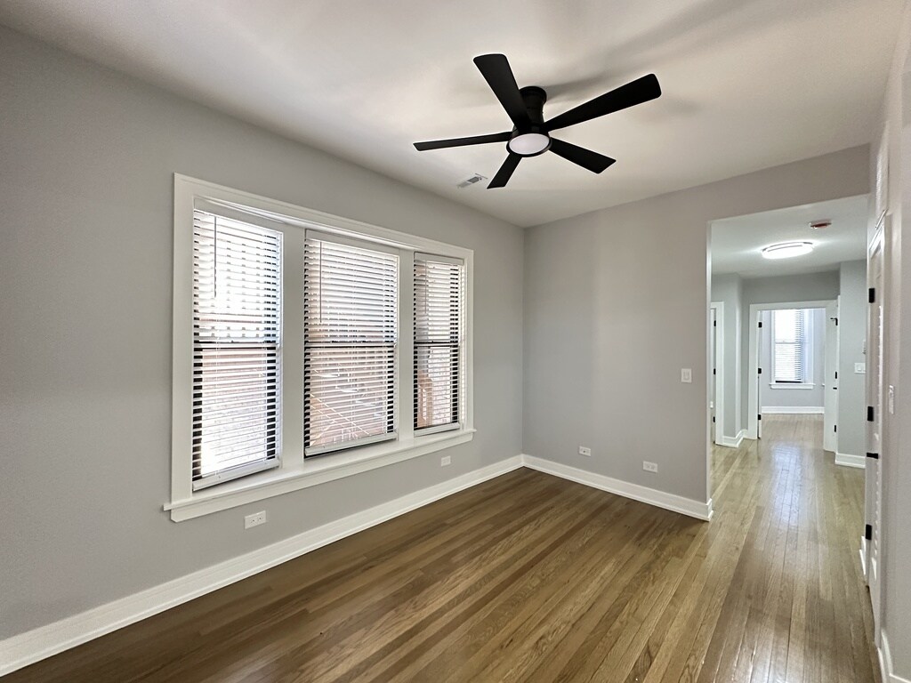 Building Photo - 3842 N Wilton Ave