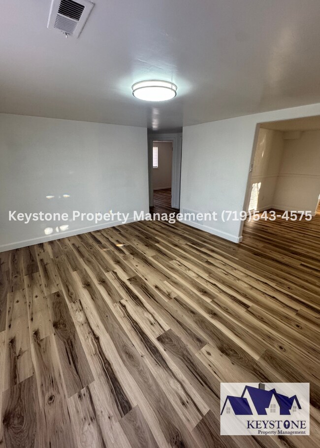 Building Photo - Fully Renovated Home 4+ bedrooms/2 Bathrooms $1550/$1550