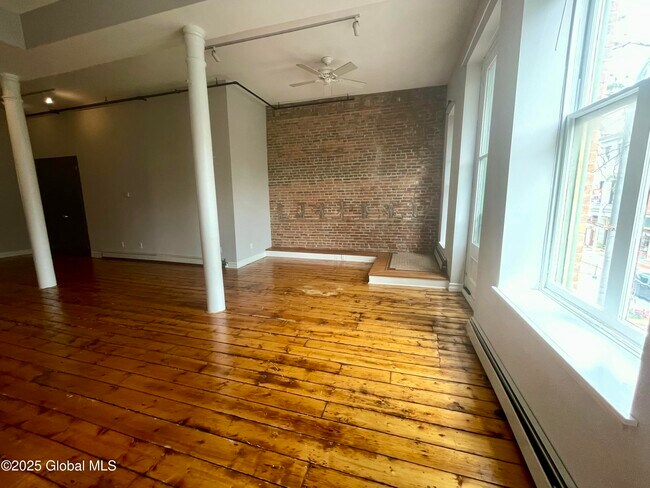 Building Photo - 169 River St