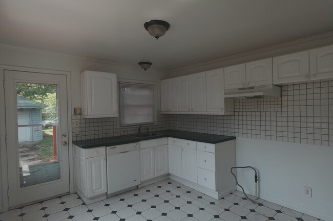Building Photo - 256 Brentwood St