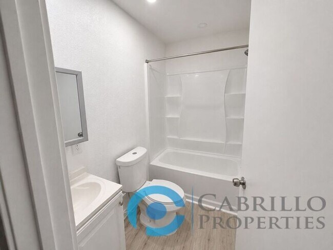 Building Photo - 1307 Division St