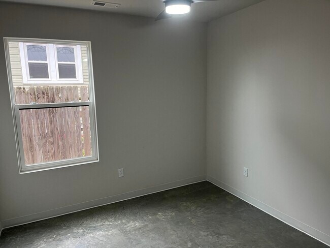 Building Photo - 208 3rd Ave